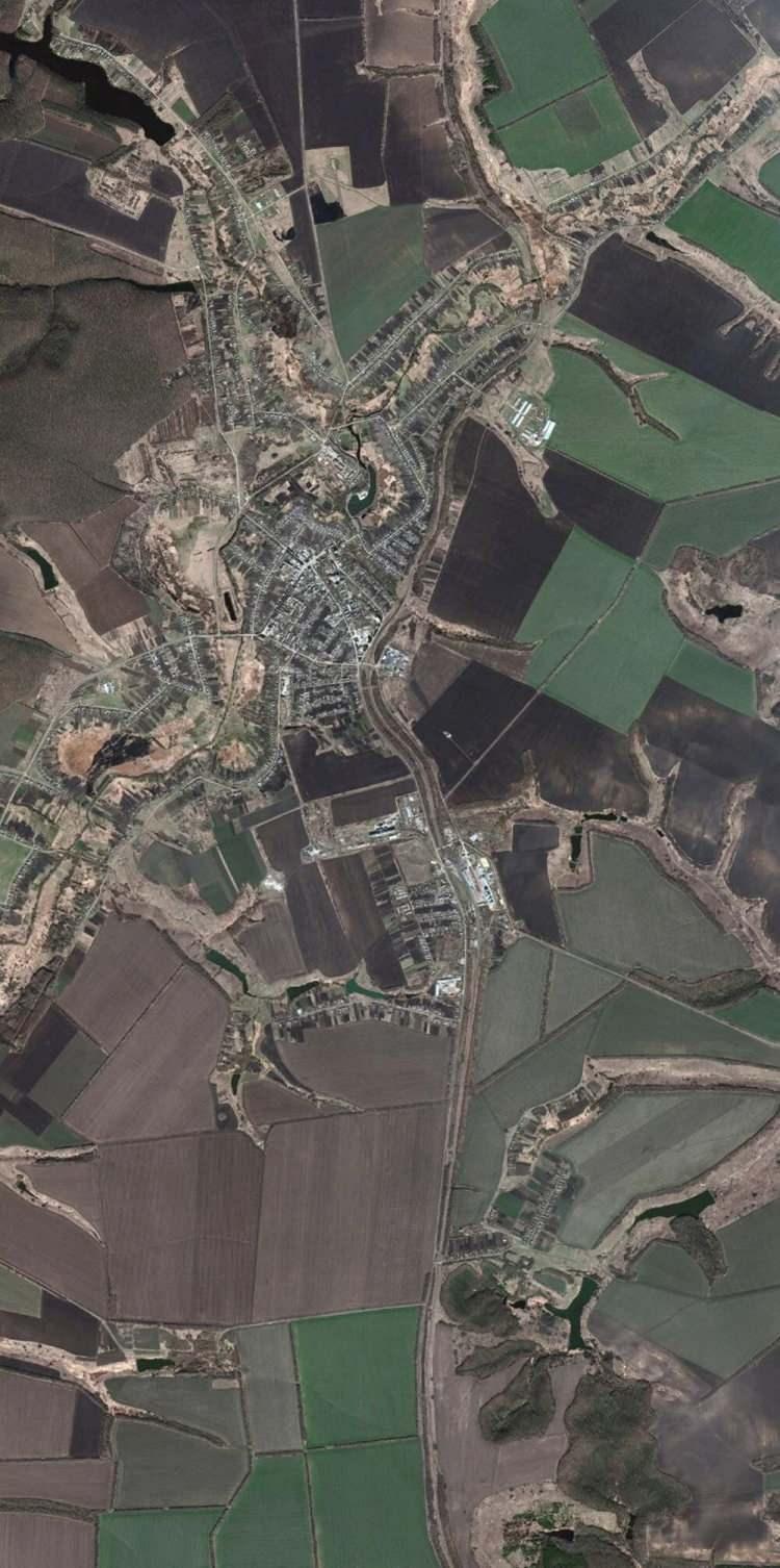 <p>Öte yandan, Rusya saldırılarının başlarında tanklar, zırhlı araçlar ve çekilen toplardan oluşan 64 kilometrelik bir Rus askeri konvoyu, Kiev'e doğru ağır ağır hareket ederken Ukraynalılar arasında büyük bir korkuya yol açmıştı.</p>
<p>Ancak konvoy, şehre ulaşamadan Ukrayna'nın zorlu direnişiyle ve erzak bulmadaki zorluklarla durdu ve dağıldı.</p>