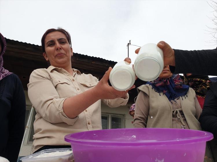 <p>Yönetimi ve üyelerinin tamamı kadınlardan oluşan kooperatifin ürünleri, kentte ve talep doğrultusunda Türkiye'nin farklı şehirlerinde satılarak köylülere ek gelir oluyor.</p>

<p> </p>
