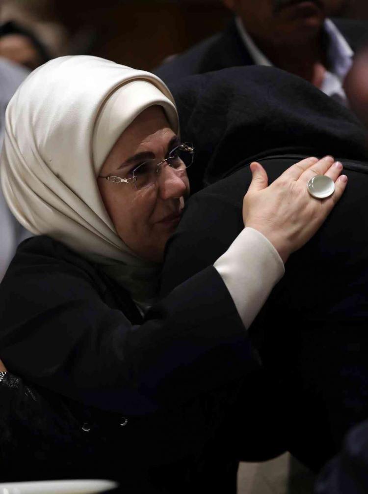 <p>Cumhurbaşkanı Recep Tayyip Erdoğan, “Hukuki, adli, idari ve en önemlisi zihinleri ve kalpleri kuşatacak kapsamlı adımlarla ülkemizi kadına şiddet ve kadın cinayet ayıbından kurtarmakta kararlıyız. Şiddetin kendisiyle birlikte sebepleri kaldırana kadar amasız, fakatsız bu şekilde mücadeleyi sürdüreceğiz” dedi.</p>
