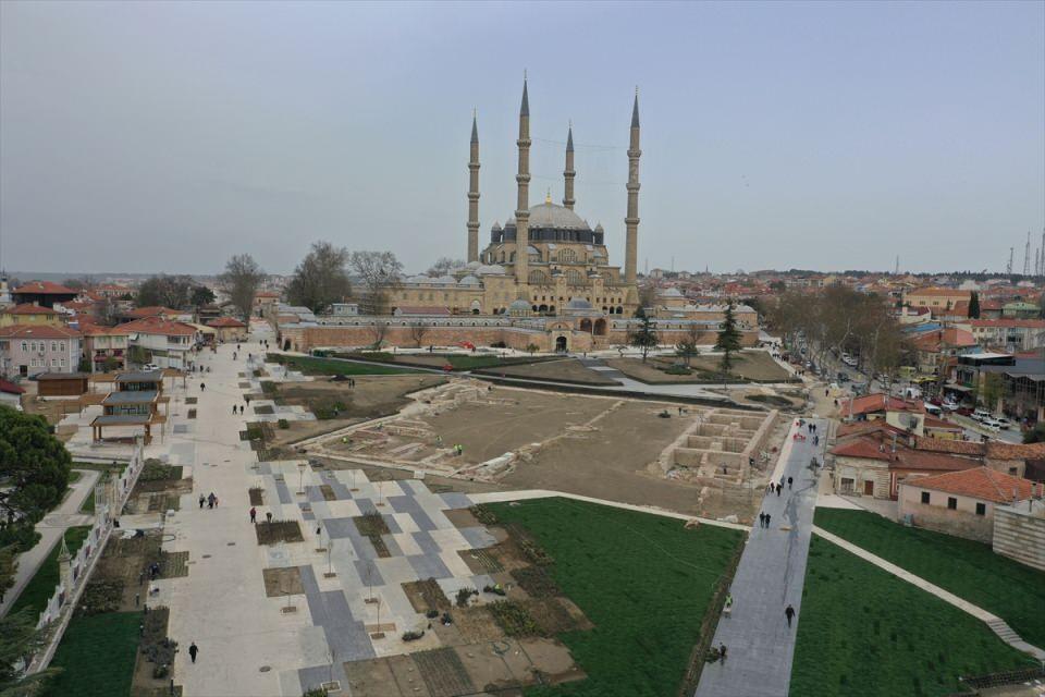 <p>Edirne Kültür ve Turizm Müdürü Kemal Soytürk, Selimiye Meydan Projesi'yle cami silüetinin tam anlamıyla ortaya çıktığını söyledi.</p>

