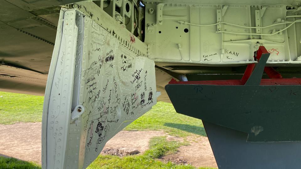 <p>Alana Eskişehir’den getirilen F-4 tipi savaş uçağı yerleştirildi. 2007 yılında tamamlanan parkta bulunan F-4 tipi savaş uçağı, yerli ve yabancı turistlerin yoğun ilgisini görürken, uçağın gövdesinin farklı noktalarının kimliği belirsiz kişi ya da kişilerce yazılar yazılıp tahrip edildiği görüldü. </p>
<p> </p>