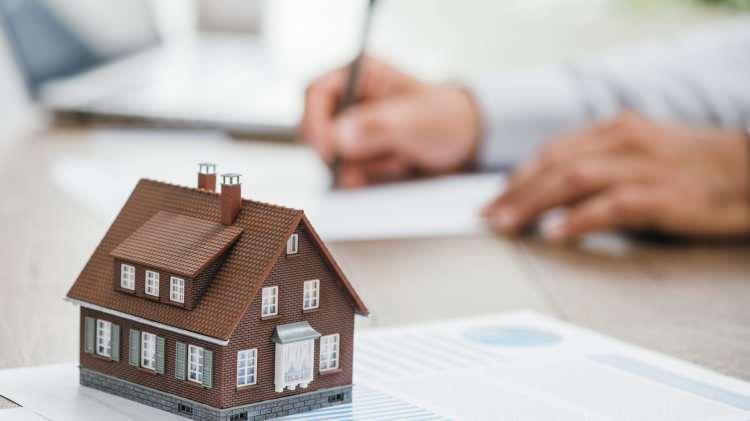 <p>Toplam konut satışları içinde diğer satışların payı yüzde 77,4 olarak gerçekleşti. Ocak-Mart döneminde gerçekleşen diğer konut satışları ise bir önceki yılın aynı dönemine göre yüzde 16,6 artışla 251 bin 721 oldu.</p>