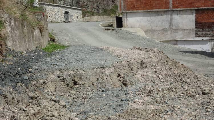 <p>Yer altından geçen sular buraları kopardı. 1990 yılında da burada bir heyelan olmuştu şimdi de buralar komple patladı. Evden kaçtık, mesire alanında yaşıyoruz. </p>
