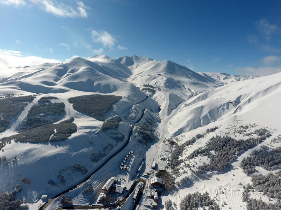 <p>Erzurum’da etkili olan kar yağışının ardından beyaza bürünen Palandöken’de kartpostallık manzaralar oluştu.<br />
 </p>
