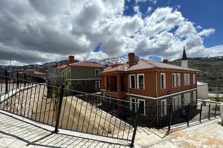 <p><strong>Önder Atagün ise yeni evine kavuştuğu için mutlu olduğunu belirtti.</strong></p>
<p>Depremden sonra evlerinin kullanılamaz hale geldiğini anlatan Atagün, şunları kaydetti:</p>
<p>"Devletimizin tüm imkanlarını burada gördük. Önceki evimizden daha sağlam evler yapıldı. Evim dubleks. Buranın mahalle kültürü bozulmadı. </p>