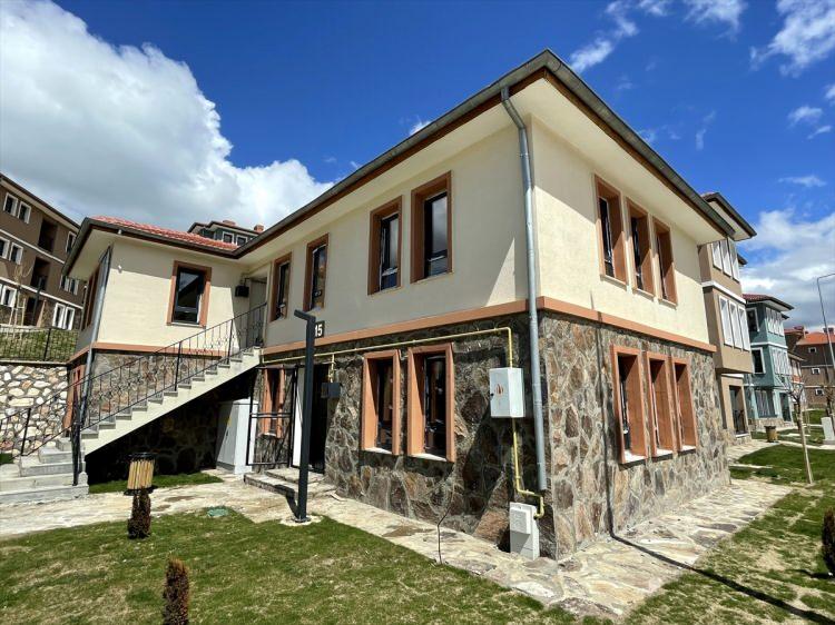 <p><strong> "Evlerimiz çok sağlam"</strong></p>
<p>Ayser Saygılı da Ramazan Bayramı'na yeni evlerinde gireceklerini, çok memnun olduklarını söyledi.</p>
<p> </p>