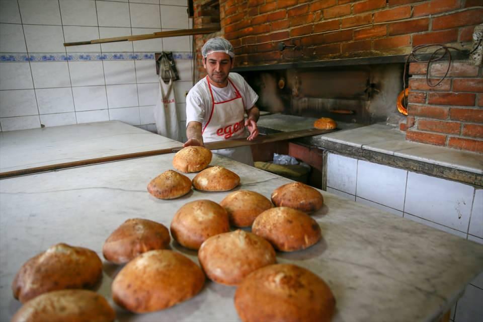 <p> Ege'de özellikle İzmir'in Seferihisar ilçesinde "ramazanın hediyesi" olarak adlandırılan, pişirme tekniğiyle de dikkati çeken ekmek dolması, iftar ve sahur sofralarına lezzet katıyor.</p>
