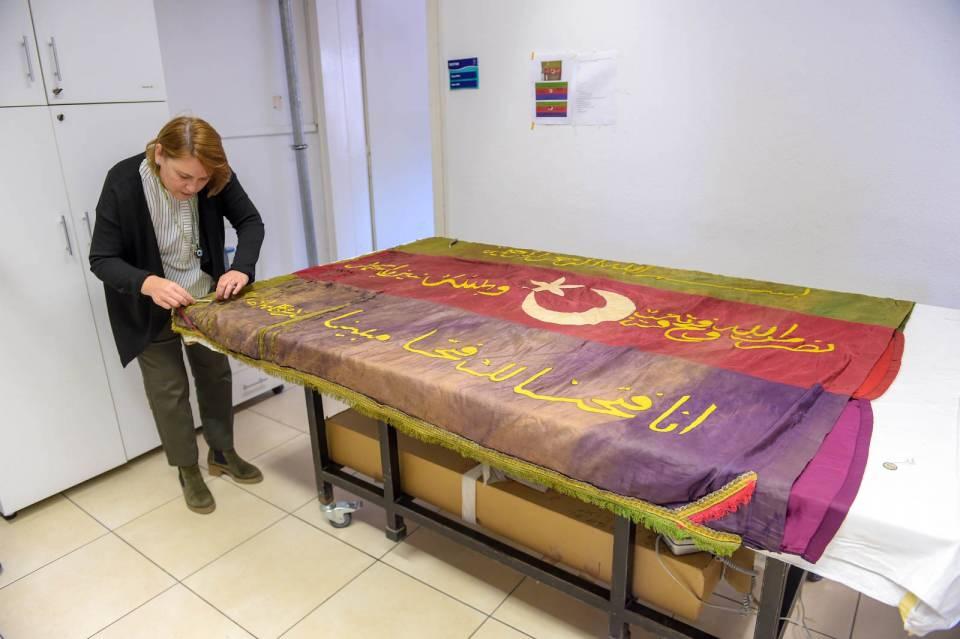 <p><strong>Hacı Bayram Veli’ye ait eserler ilk kez müzede</strong><br />
<br />
Altındağ Belediyesi ve Ankara Hacı Bayram Veli Üniversitesi’nin birlikte yürüttüğü projeyle Ankara’nın manevi mimarı Hacı Bayram Veli’ye ait eserlerin ilk kez bir müzede gözler önüne serileceğine dikkati çeken Başkan Asım Balcı, “Müzede, Hacı Bayram Veli’nin tasavvuf anlayışı, ekolü ve yaşam felsefesi ile, yaşadığı dönemdeki Ankara’nın hayranlık uyandıran kent tarihi ve ahilik kültürü de ele alınacak.</p>