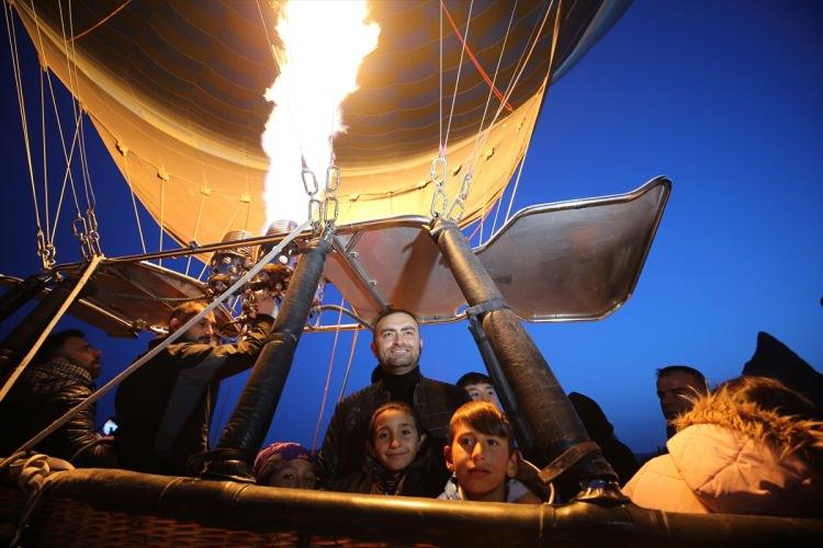 <p>Firma yetkilileri, balon tutkusu olan 5 öğrenciye tur hediye etti.</p>
<p>Balon sepetine binen öğretmen ve öğrenciler yaklaşık bir saat boyunca bölge semalarında uçtu.</p>