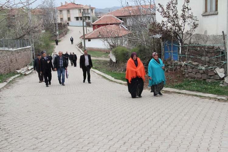 <p>Ankara'da yaşayan Çamlıbellilerin dernek aracılığıyla topladığı para ile 30 günlük iftarda kullanılacak iaşe masrafı ile aşçı, çaycı ve yardımcılarının ücreti karşılanıyor. Köylüler, iftardan sonra artan yemeklerle köydeki hayvanları besliyor.</p>

<p> </p>
