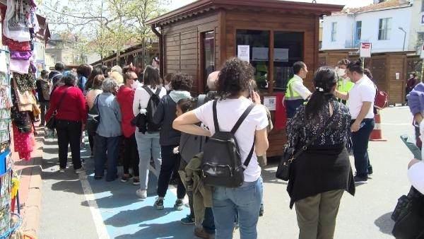 <p>Büyükada'nın merkezinden saatlerce sıra bekleyerek elektrikli araca binenler, yolculuğun ardından kiliseye yakın olan Lunapark Meydanı'na ulaştı.</p>
