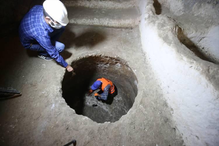 <p>Nevşehir ve Kayseri'de bulunan yer altı şehirlerinde toprak üzerinde bir yaşamın olmadığını anlatan Tarkan, Midyat'ta farklı olduğunu, yer altı şehrinin üzerindeki yapıların tamamının tescilli olduğunu belirtti.</p>