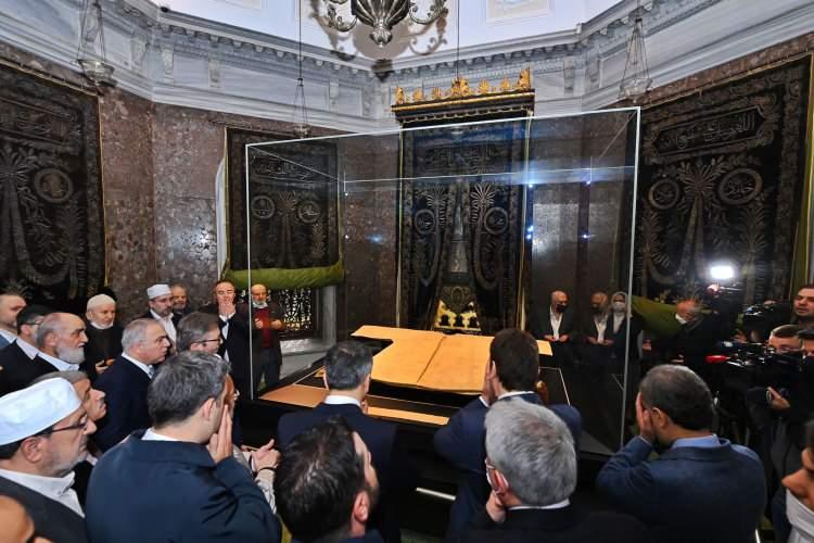 <p>Dua okunmasının ardından 2 yıllık hasret sona erdi ve Hırka-i Şerif ziyarete açıldı. Ziyaret sırasında vatandaşlar duygu dolu anlar yaşadı. </p>