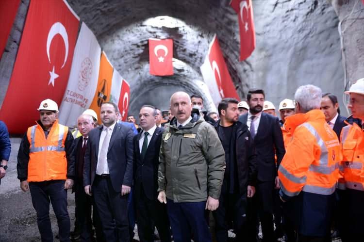 <p>Ulaştırma ve Altyapı Bakanı Adil Karaismailoğlu, Türkiye’yi Gürcistan’a bağlayan Aktaş Sınır Kapısı'na ulaşımı sağlayan 2 bin 159 metre yükseklikteki Mozeret Geçidi'nde yapılan Aşık Şenlik Tüneli'nde gerçekleştirilen ışık görme törenine katıldı.</p>
