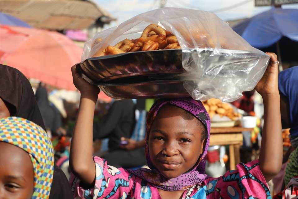 <p>Kamerun'da Müslüman genç kızlar, evlerinde hazırladıkları geleneksel tatlıları iftar öncesinde cami önlerinde satıyor.</p>

<p> </p>
