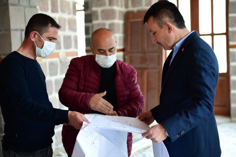 <p>Ankara çok anlamlı bir müze daha kazanacak ve Hacı Bayram Veli Müzesi Ankara’ya değer katacak. Hamamarkası’nda hayata geçirilecek müze ile ecdad yadigarına sahip çıkmayı hedeflediklerini vurgulayan Altındağ Belediye Başkanı Doç. Dr. Asım Balcı, “Ecdadımızın yadigarı olan önemli eserleri ve kültürel değerleri, gelecek nesillere sapasağlam ve yakışacak bir şekilde aktarabilmek için elimizden ne gelirse yapıyoruz" dedi.</p>
<p> </p>
