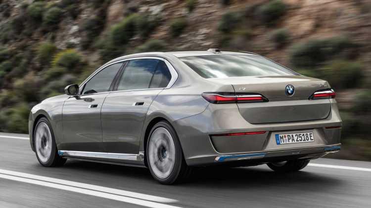 <p>BMW'nin bir kez daha tartışma yaratan parçalı far takımları 7 Serisi'nin öne çıkan detayları arasında. i7'ye baktığımızda ise ön bölgede kişiliğini belli eden mavi detaylar ile karşılaşıyoruz.</p>
