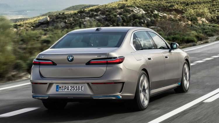 <p>i7 xDrive60 ile standart olarak gelen M Sport paketi ise 7 Serisi ailesine daha agresif bir yüz kazandırıyor. Paket ile gelen 20 ve 21 inçlik jantların yanı sıra bazı gövde panelleri de parlak siyah renge kavuşuyor.</p>