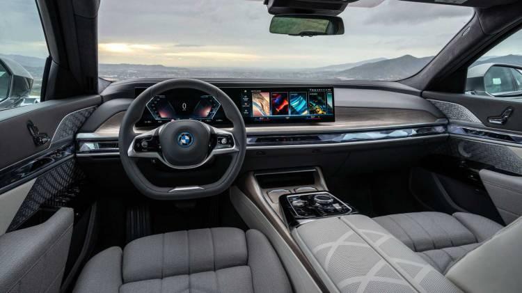 <p>BMW'nin Live Cockpit Plus adını verdiği teknolojisini kullanan 7 Serisi, iDrive 8 yazılımının da son nesline sahip. Yeni "curved" gösterge paneli, multimedya ekranını da içerisine alan yekpare bir yapıya sahip. Sadece 7 Serisi ailesine özel yeni dokunmatik kontrol tuşları ise, kristal benzeri bir elemanın hemen ardına yerleştirilmiş.</p>
