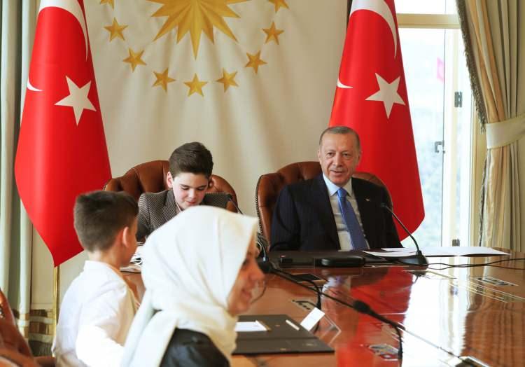 <p>Cumhurbaşkanı Recep Tayyip Erdoğan,  Vahdettin Köşkü'nde Milli Eğitim Bakanı Mahmut Özer ve beraberindeki çocukları kabul etti.</p>
