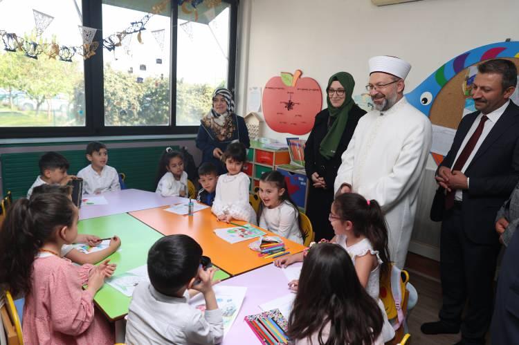 <p>Diyanet İşleri Başkanı Erbaş, öğrencilere yaptığı konuşmasında, Müslümanların hayattaki en önemli vazifelerinden birisinin dinini öğrenmesi olduğunu söyledi.</p>
