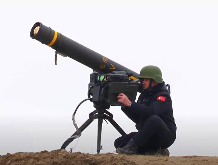 <p>OMTAS Muharebe alanındaki zırhlı tehditlere karşı etkili orta menzilli bir tanksavar silah sistemi. Füze, kızılötesi görüntüleyici arayıcı başlık sayesinde gecegündüz ve her türlü hava koşulunda görev yapabilmekte. OMTAS Silah Sistemi; fırlatma sistemi (füze, atış platformu, atış kontrol ünitesi), taşıma sandıkları ve eğitim simülatöründen oluşmaktadır.</p>