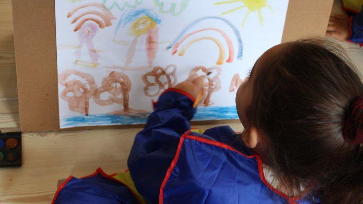 <p>Türkiye İstatistik Kurumu, 2021 yılına ilişkin çocuk istatistiklerini açıkladı.</p>

<p>Türkiye'nin, geçen yıl sonu itibarıyla 22 milyon 738 bin 300 olarak belirlenen çocuk nüfusu, ülke nüfusunun yüzde 26,9'unda çocuk yer alıyor.</p>
