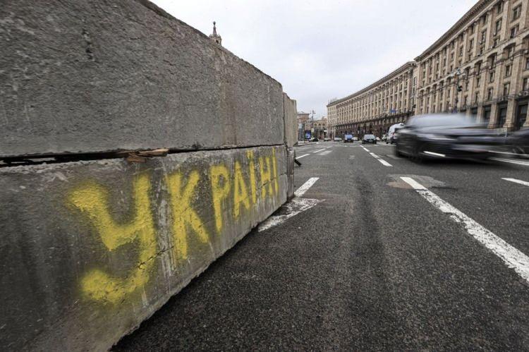 <p>Son bir haftadır siren seslerinin yeniden artmaya başladığı Kiev'de, bir yandan araç trafiğinin artması, sokak ve caddelerde kurulan barikatların genişletilmesi, dış semtlerde ise bazı barikatların kaldırılması dikkati çekiyor.</p>

<p> </p>
