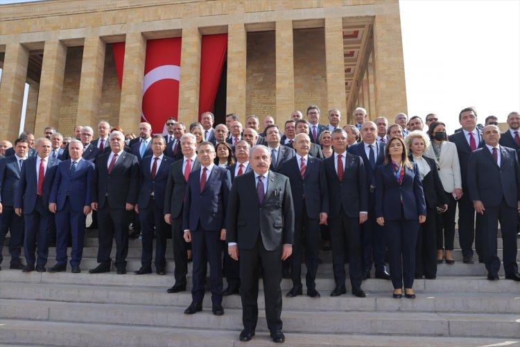 <p>Geçen yüz yılda milletçe çok büyük badireler atlattık ancak Türkiye Büyük Millet Meclisi, büyük milletimizden aldığı güç ve destekle iradesini hakim ve amil kıldı. Yüce Meclisimiz, bu anlayışla aziz milletimize hizmet etmeye bugün de devam etmektedir.</p>
