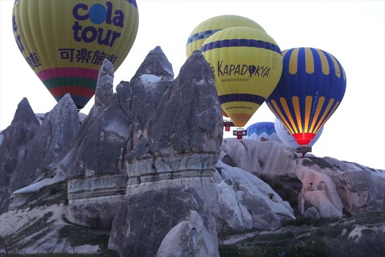 <p>Kapadokya'da, sıcak hava balonları 23 Nisan Ulusal Egemenlik ve Çocuk Bayramı dolayısıyla gökyüzüne Türk bayrakları ve Atatürk posterleriyle yükseldi.</p>
