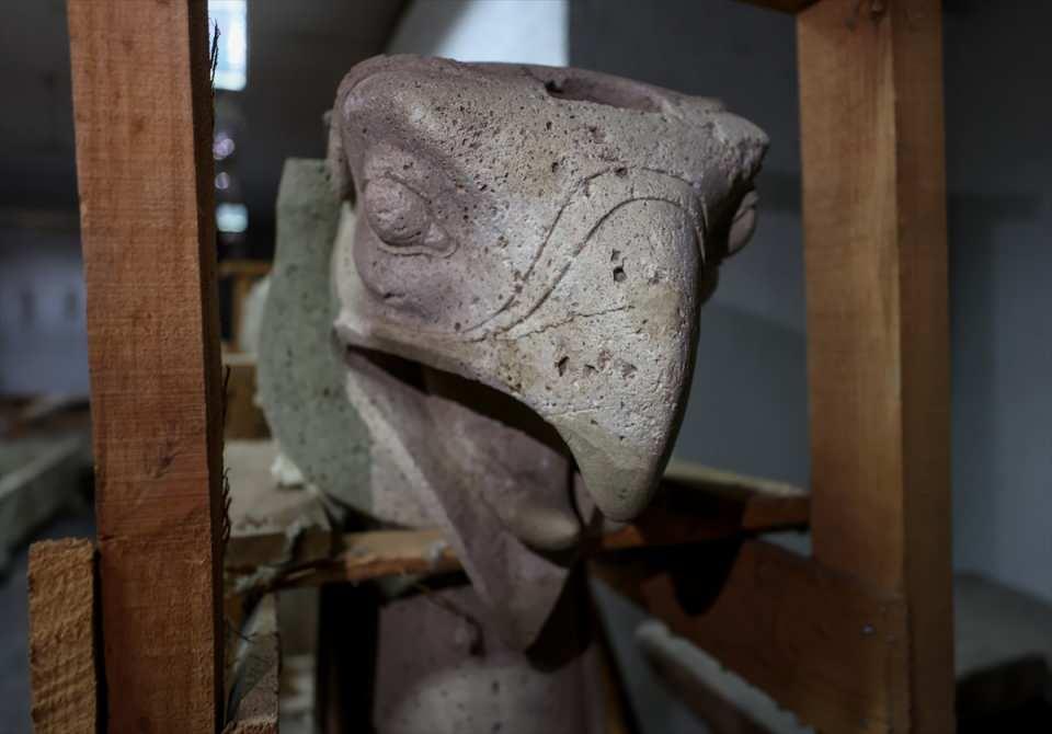 <p>UNESCO Dünya Mirası Listesi'nde Efes ve Bergama gibi binlerce yıllık hazineye sahip kentleriyle yer alan İzmir'in bir başka antik yerleşim bölgesi olan Foça'daki araştırmalar ve düzenleme çalışmaları sürüyor.</p>

<p> </p>
