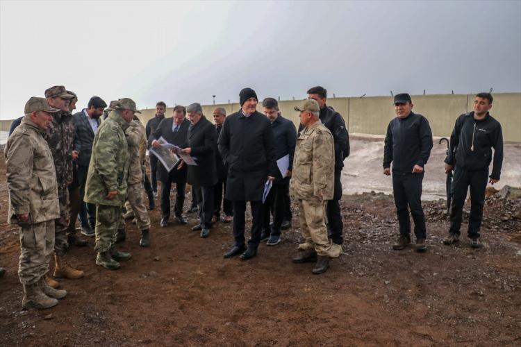 <p>Duvar ihalelerini Çevre, Şehircilik ve İklim Değişikliği Bakanlığı ile Toplu Konut İdaresi Başkanlığının (TOKİ), yıllardır sınırda bunları gerçekleştirmek için çaba ortaya koyduğuna değinen Soylu, "Peki bunu nasıl sağlarlar? İran ile eş güdüm içinde çalışırlar. Bunların nereden ve nasıl geçebileceğini, hakim yerin neresi olduğunu burada temin ederler. 14. kattaki konfor bunu anlayabilecek kabiliyette elbette olmayacaktır." diye konuştu.</p>
