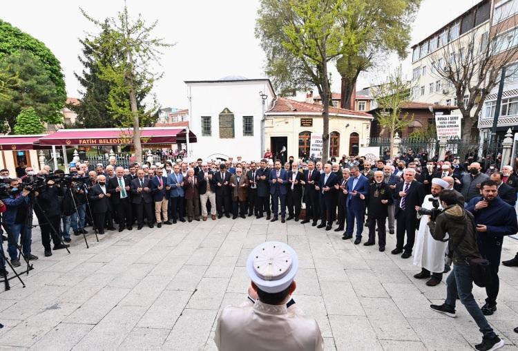 <p>Peygamberimizin emaneti Hırka-i Şerif Mübarek Ramazan ayının manevi ikliminde Hırka-i Şerif Camii'nde dualarla ziyarete açılıyor." dedi.</p>
