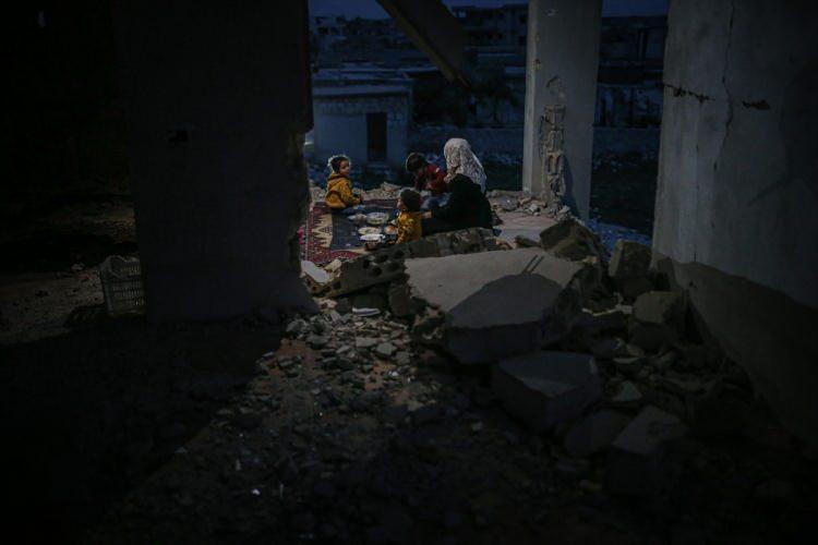 İdlib'de enkaz arasında iftar
