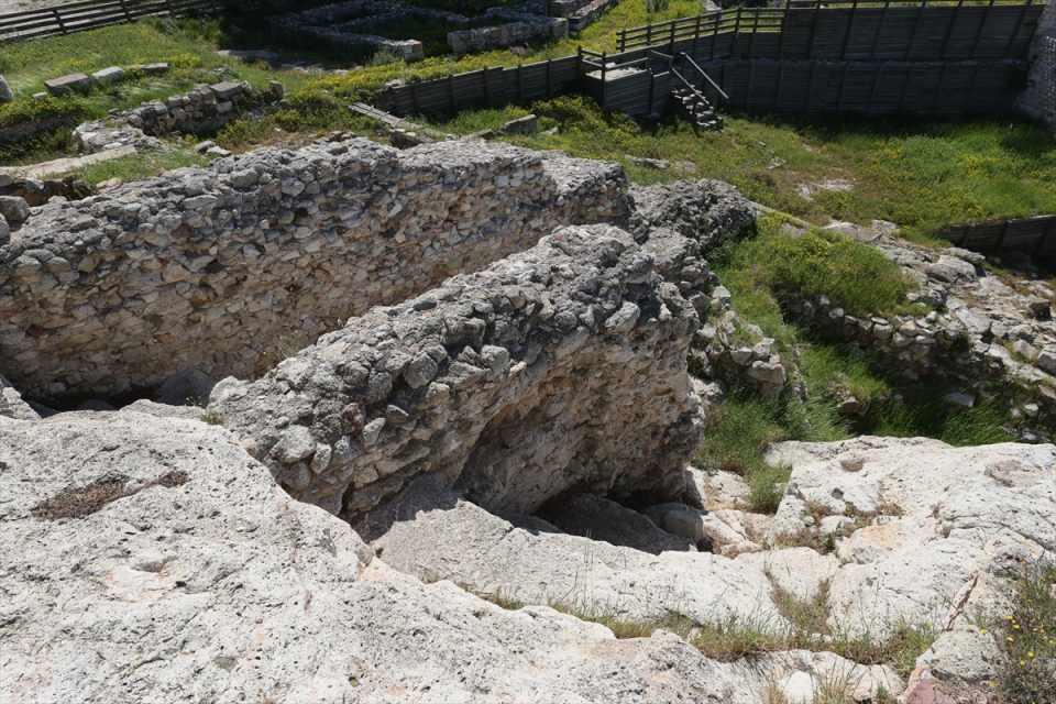 <p>Bulunan eserler arasında griffon ile at süslemeleri olduğunu dile getiren Topal, "Eserlerin restorasyonlarını yapıp İzmir Arkeoloji Müzesi'nde sergilemek üzere çalışmaları başlattık. Griffonlardan biri hemen hemen tamamlandı. </p>

<p> </p>
