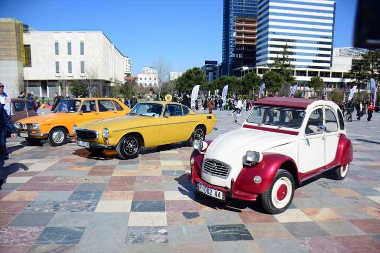 <p>Eski araçlar ülkede bugün "Retro" logosu altında resmiyet kazanmış durumda. "Retro" statüsü, artık trafiğe çıkmayan, koleksiyon amaçlı saklanmış ve tarihi değer taşıyan araçların resmi kurumlara tescil ettirilmesi anlamına geliyor.</p>

<p> </p>
