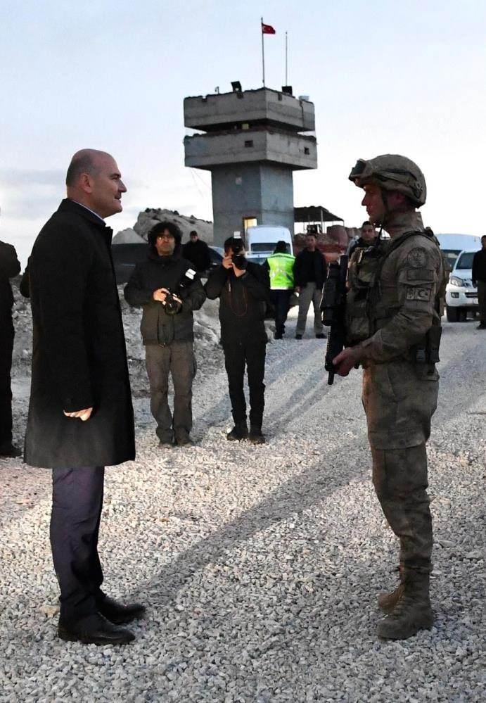<p>"Van'da 295 kilometrelik bir alan var. Çaldıran, Özalp, Saray sektörü inşallah bu yılın sonuna kadar tamamlanacak. Geri kalan Gelenler, Albayrak ve Başkale sektörü de gelecek yıl tamamlanacak. Doğu sınırımızın tamamı 2023'te Cumhuriyetimizin 100. yılında hem duvarlarla hem optik kulelerle hem termal kameralarla hem de güvenlik yollarıyla tel çitleriyle kontrol altında tutulacak. Burası sınır ve burada karakollarımız var. Bir tarafta polis özel harekatımız burada. Sınır birliklerimizin arkasında herhangi bir kaçış söz konusu olur diye hudut birliklerimiz de tamamen entegre şekilde. 'Biz nerede tedbir almalıyız, hangi yolda tedbir alırsak kaçak göçmen geçişini engelleyebiliriz' diye değerlendirme yaptılar bu görünen noktaların tamamında hudutta Türk Silahlı Kuvvetleri, onun arkasında jandarma ve PÖH, aynı zamanda bu bölgeye kadar olan bölgelerde PÖH ve jandarma birlikleri kendi alanlarına ait bütün kapamaları gerçekleştirmektedir."</p>
