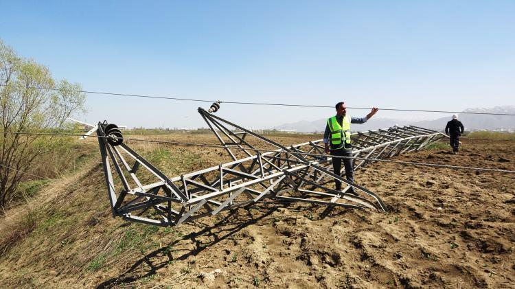 <p>Direklerin devrilmesi sonucu enerji akışı sağlanan 1 belde, 23 köy ve 17 mezra saatlerce <strong>elektrik</strong>siz kaldı.</p>
