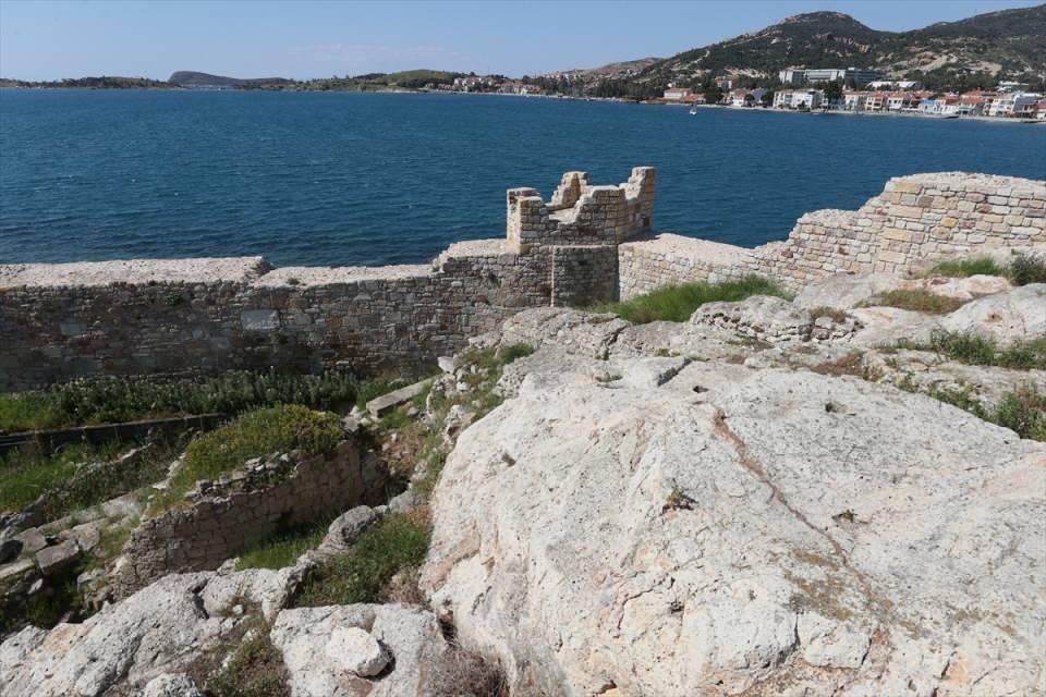 <p>Çünkü gördüğünüz gibi modern Foça yerleşmesi antik Phokaia kentinin tamamen üstüne konumlanmış durumda. </p>