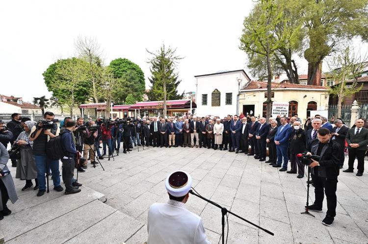 <p>Hırka-i Şerif'i ziyarete gelenler cami girişinde oluşturduğu yoğunluk havadan görüntülendi.  Hırka-i Şerif, 29 Nisan'a kadar ziyarete açık olacak. </p>
