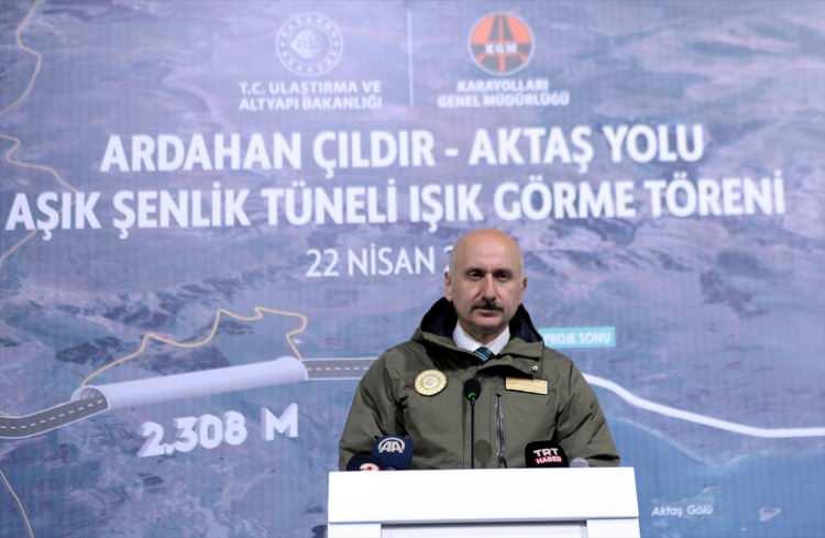 <p>Gürcistan'a kadar yüksek standartlı bir ulaşım sağlanacak</p>

<p>Karaismailoğlu, tünel tamamlanınca Çıldır üzerinden Aktaş Sınır Kapısı ve Gürcistan'a kadar yüksek standartlı bir ulaşımın sağlanacağını vurguladı. Aşık Şenlik Tüneli'nin uluslararası kara yolu hatlarından birine nefes aldıracağını ifade eden Karaismailoğlu, şöyle konuştu:</p>

<p> </p>
