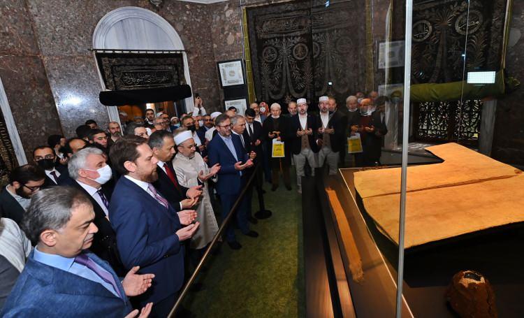 <p><strong>2 YILLIK HASRET SON BULDU</strong></p>
<p>Hırka-i Şerif Camisi’nin bahçesinde düzenlenen törene, İstanbul Valisi Ali Yerlikaya, Fatih Belediye Başkanı M.Ergün Turan, İl Kültür ve Turizm Müdürü Coşkun Yılmaz, Fatih Kaymakamı Kaan Peker ve çok sayıda vatandaş katıldı. </p>