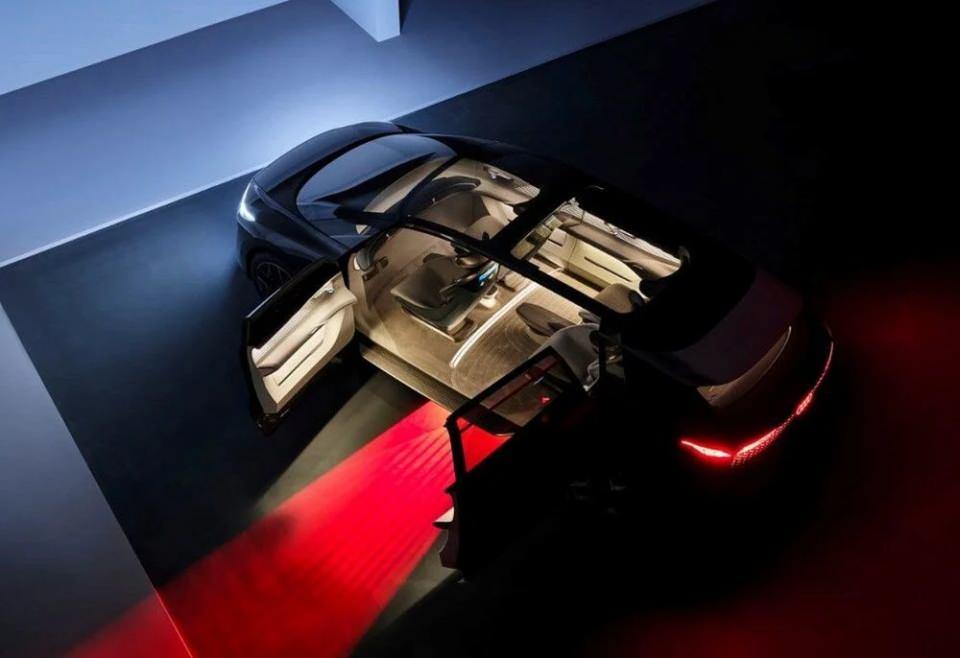 <p>Modelin kapıları açıldığında yere uzanan kırmızı hali misali bir aydınlatma sağlayan araç, araca iniş ve binişleri kolaylaştırmak için koltukların dışarı dönmesini sağlıyor.</p>

<p> </p>
