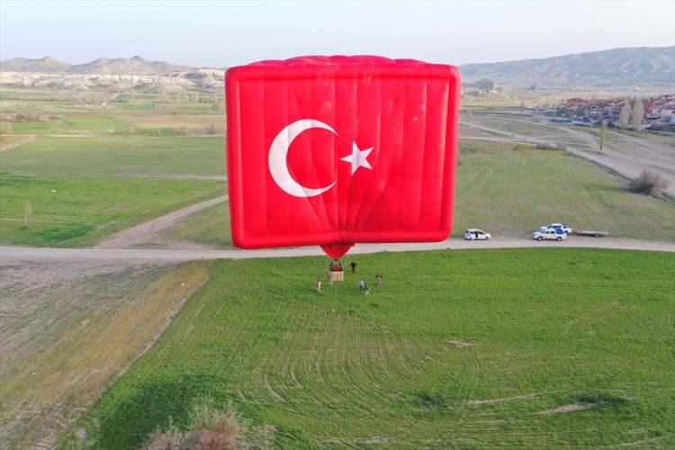 <p>Türk Bayrağı figürlü balonun yaklaşık iki aylık çalışma sonucu üretildiğini söyleyen Halis Aydoğan “Bayrağımız Türk Bayrağı boyutlarına sadık kalınarak orijinal boyutlarda üretildi. </p>