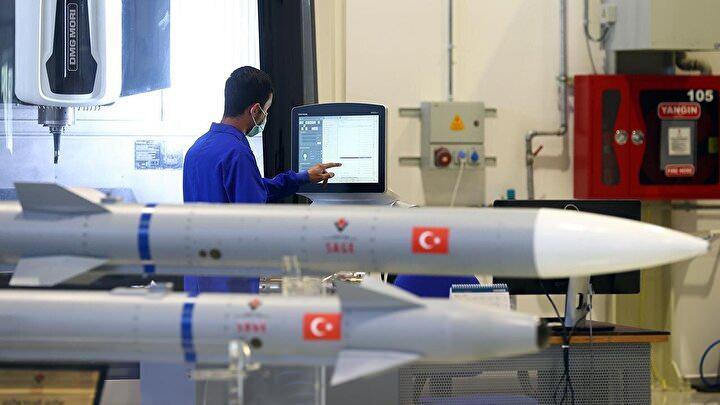 <p>Savunma sanayisinde her geçen gün gücüne güç katan Türkiye, birçok üründe olduğu gibi füzeleri ile de marka olmaya devam ediyor. Son olarak görücüye çıkan Çakır füzesinin de çok kısa süre içerisinde yerli imkanlarla üretilen füzelerin arasında yerini alması bekleniyor. İşte hem dışa olan bağımlığı azaltacak hem de hava, kara ve denizde dengeleri değiştirecek Türk yapımı füzeler..</p>
<p> </p>
<p>Türk Silahlı Kuvvetleri ve Savunma sanayisi yerlileşmeye tüm hızıyla devam ediyor.</p>