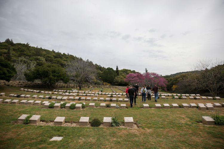 <p>"Bu topraklara gelip duygusal olmamak elde değil."</p>

<p>diyen Roach, şunları kaydetti: "Buraya her gelişimde çok duygusal hissediyorum. Özellikle burada sadece bir bölgede bile 6 bin kişinin yattığı toprakları biliyor olmak çok önemli. </p>
