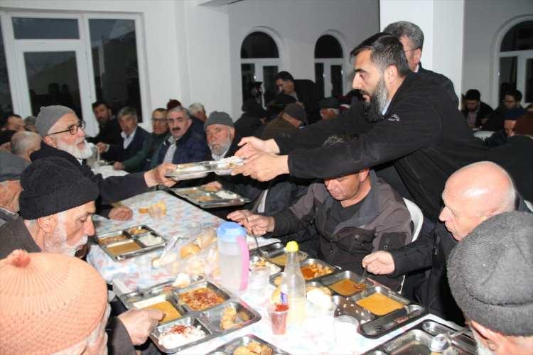<p>Yemeklerin de hazırlandığı Çamlıbel köyü camisinin sosyal tesisinde kurulan iftar sofrasında bir araya gelerek oruçlarını açan köy halkı, birlik ve beraberliğini pekiştirip ramazan ayının coşkusunu yaşıyor.</p>

<p> </p>
