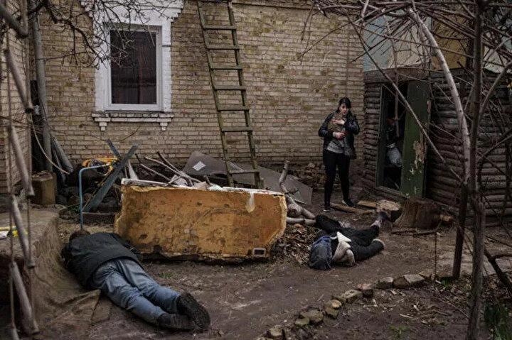 <p>Bucha ve çevresinde hayatını kaybeden sivil sayısı henüz netlik kazanmazken kentte ve çevresinde sürdürülen aramalarla daha çok sivillere ait cesetlere ulaşılıyor.</p>
<p> </p>