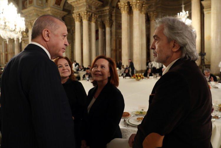 <p>Cumhurbaşkanı Recep Tayyip Erdoğan, kültür- sanat dünyasının ünlü simaları ile iftar yemeğinde bir araya geldi.</p>
