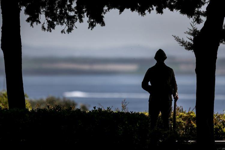 <p>Türk ve Anzak askerleriyle gaziler ve izciler tören geçişi yaptı. Kültür ve Turizm Bakanı Mehmet Nuri Ersoy ve protokol üyeleri, geçit töreninden sonra Şehitler Abidesi'nin deniz tarafında kurulan alana geçti.</p>
<p> </p>